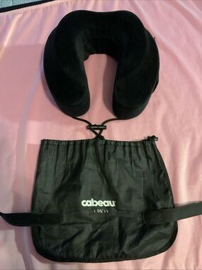 Cabeau Evolution Travel Neck Pillow Memory Foam w/case - excellent